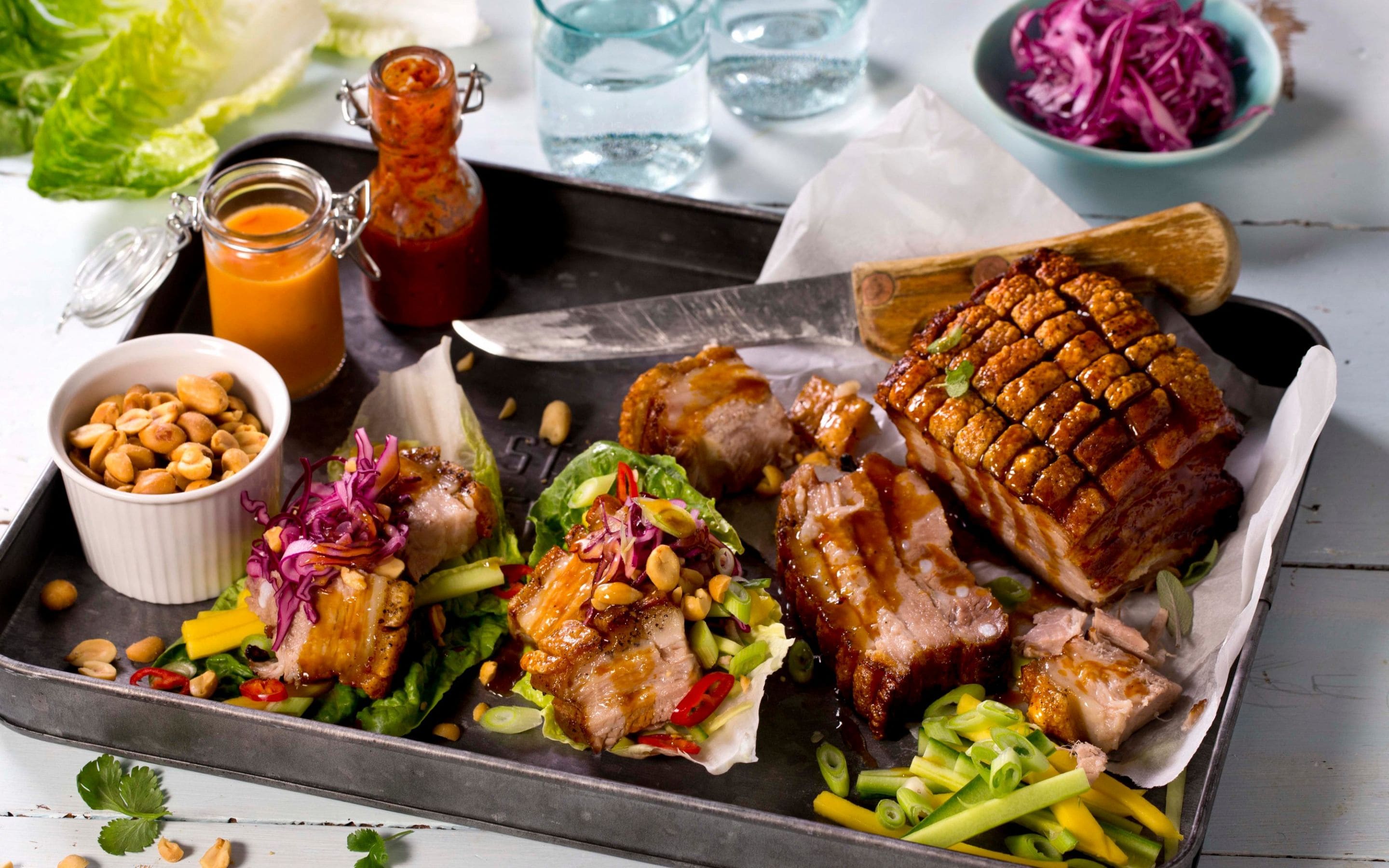 Ribbe med ananas, chili og salvie
