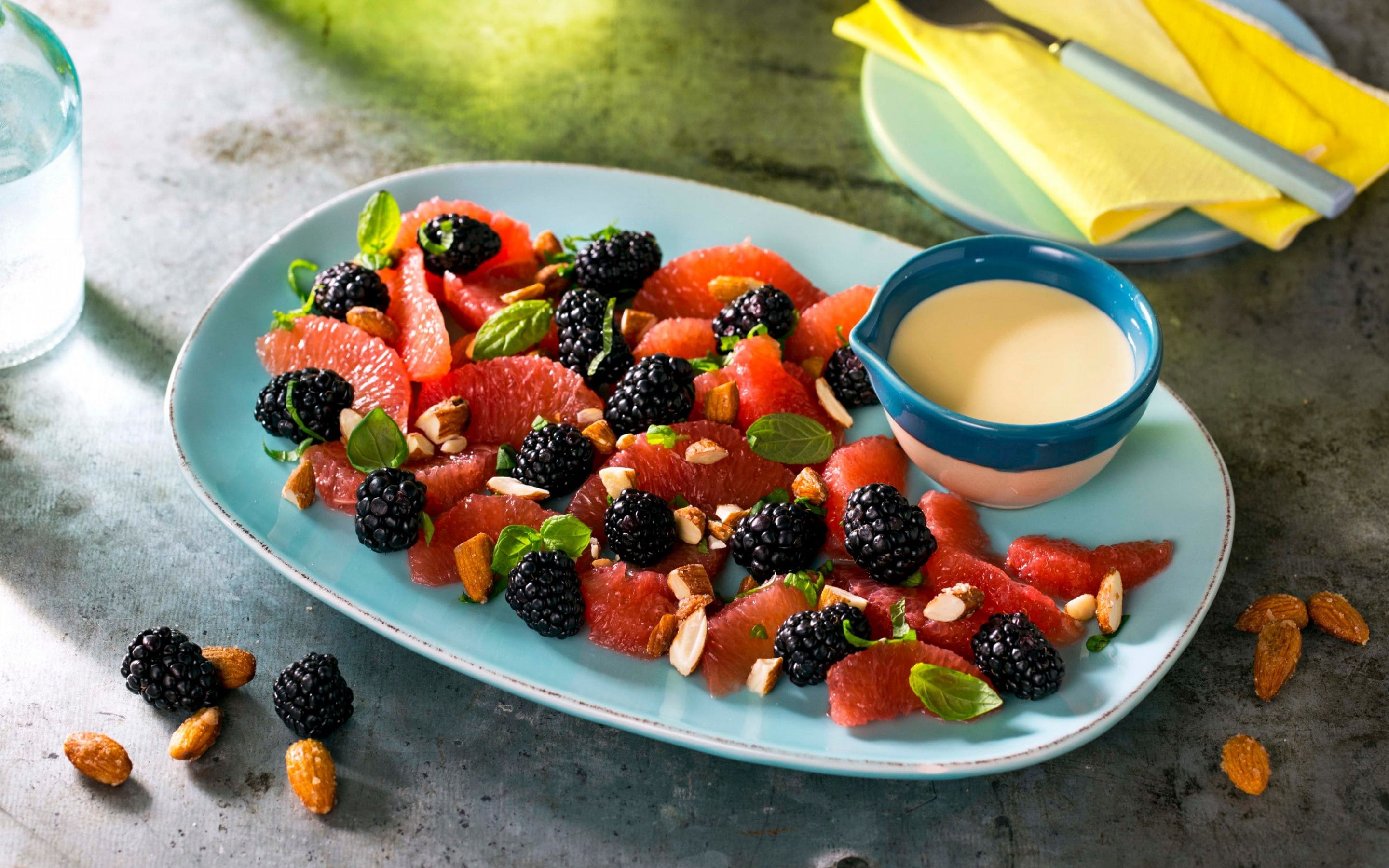 Grapefruktsalat med bjørnebær og glaserte mandler