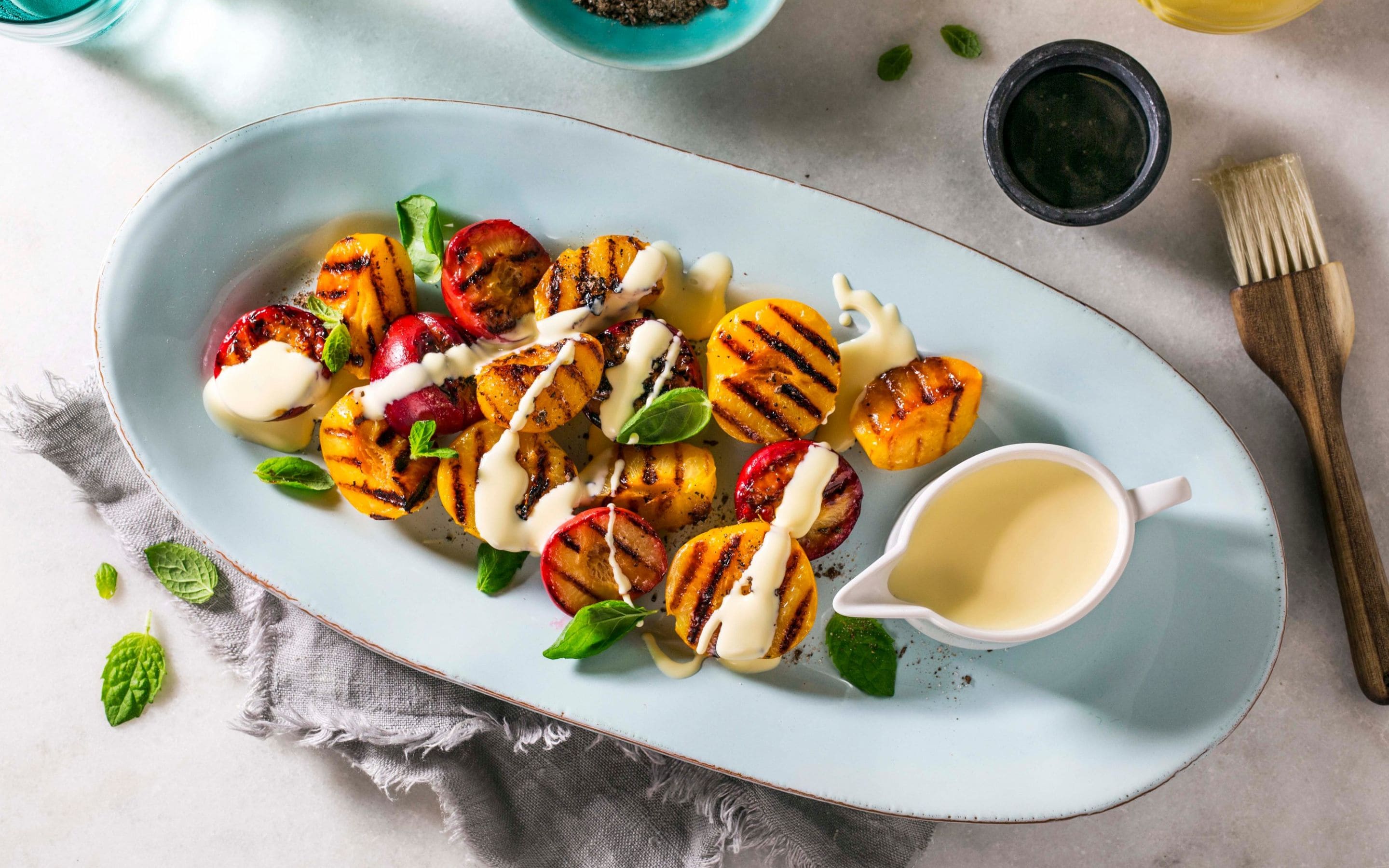 Grillet steinfrukt med kaffe og vaniljesaus