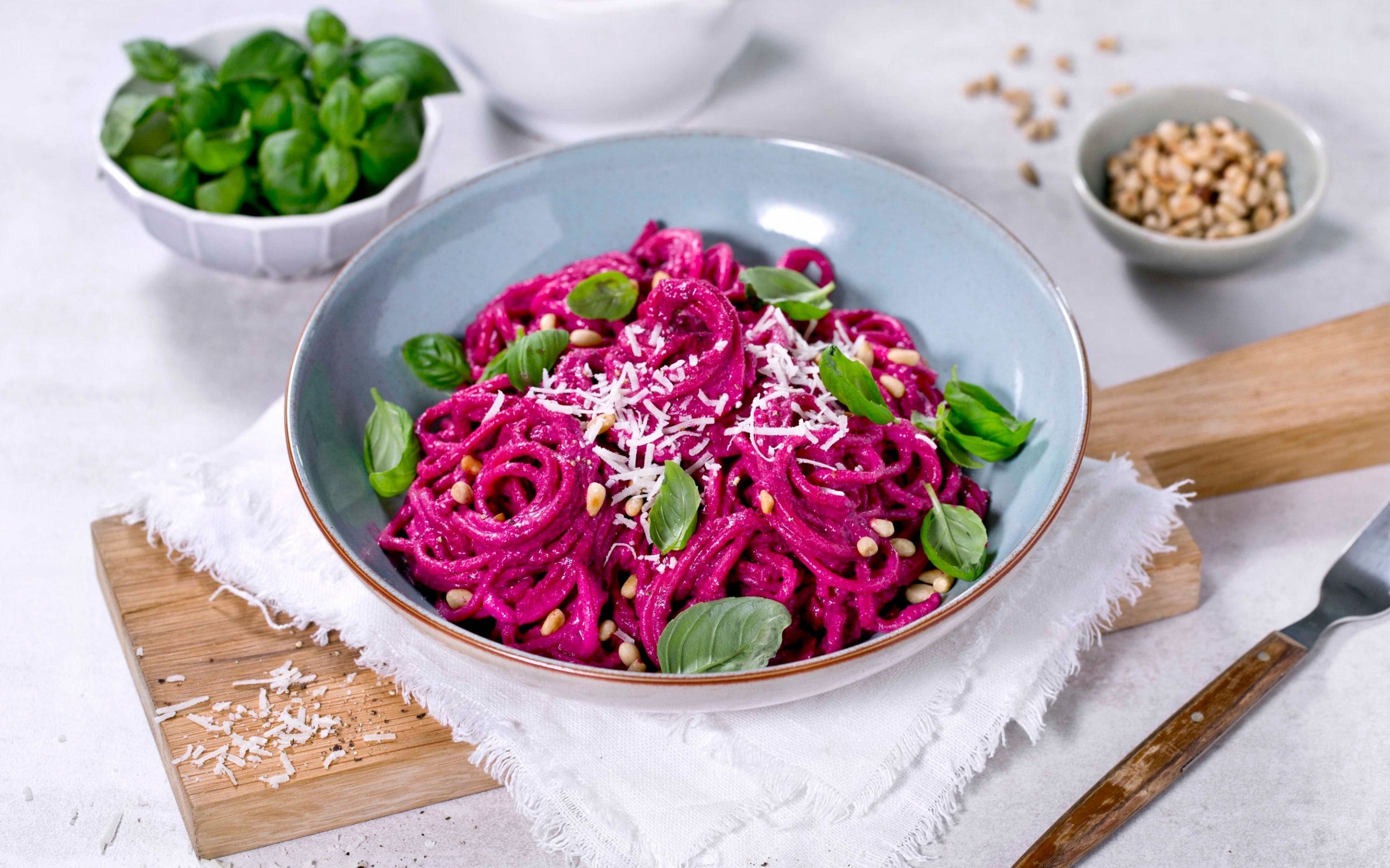 Spaghetti med rødbetpesto