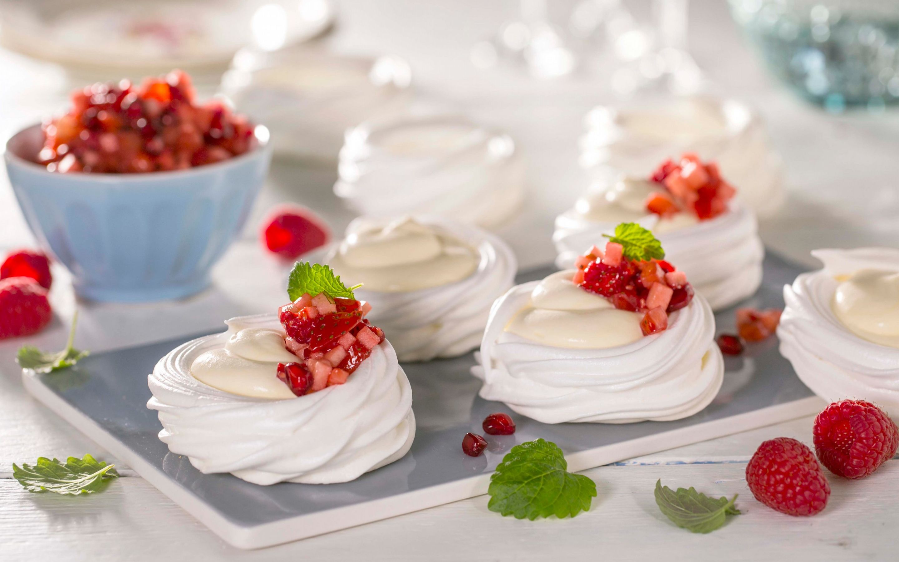 Pavlova-kopper med vaniljekrem og fruktsalsa