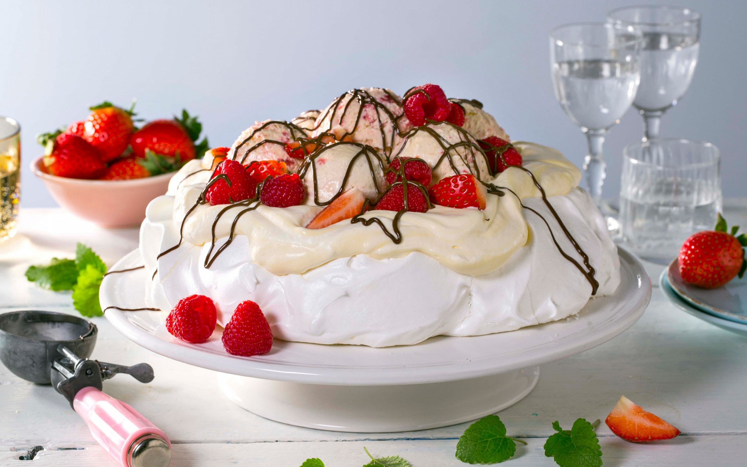 Pavlova med is og bær