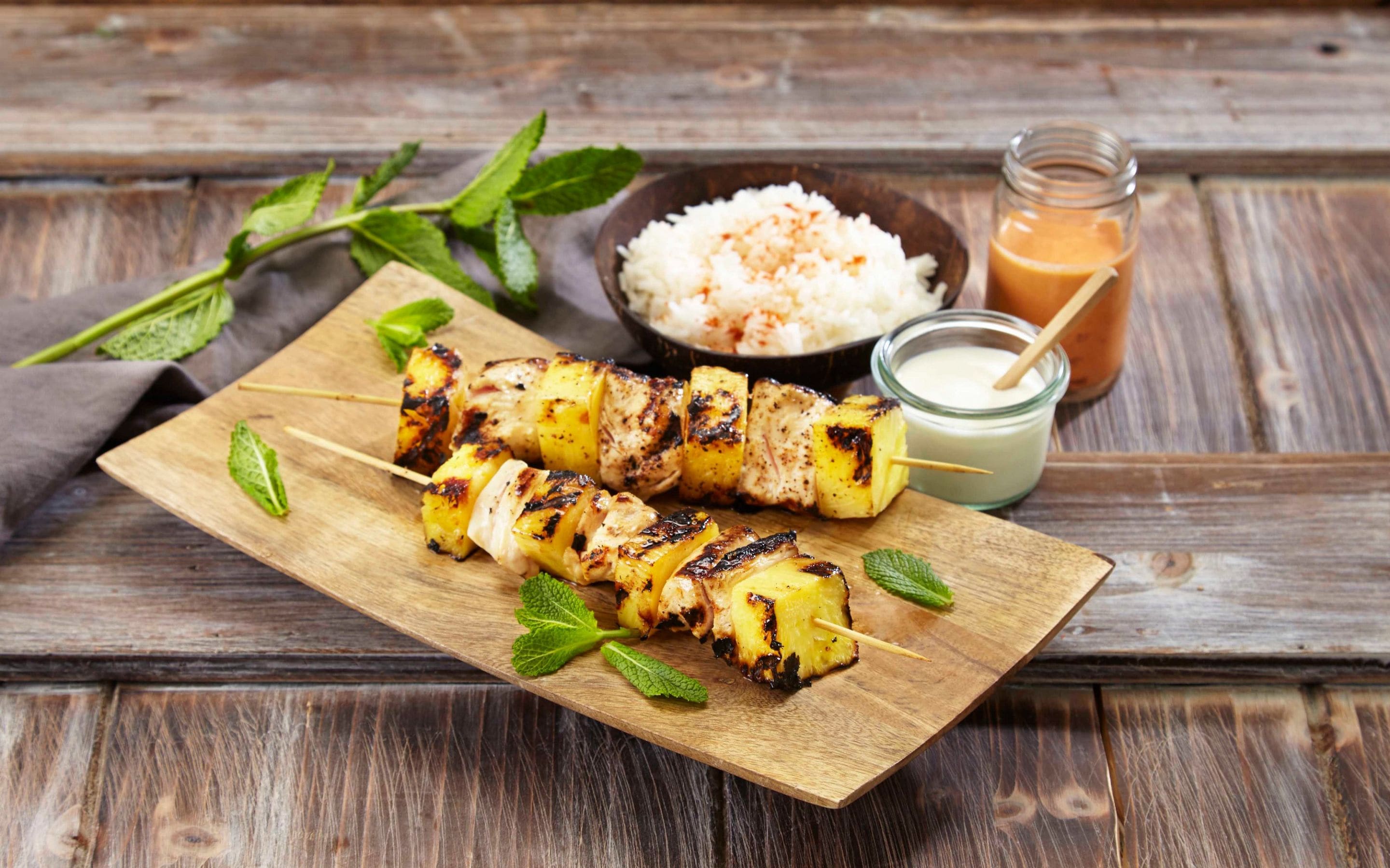 Ananas- og kyllingkebab med kokostomatsaus og rømme