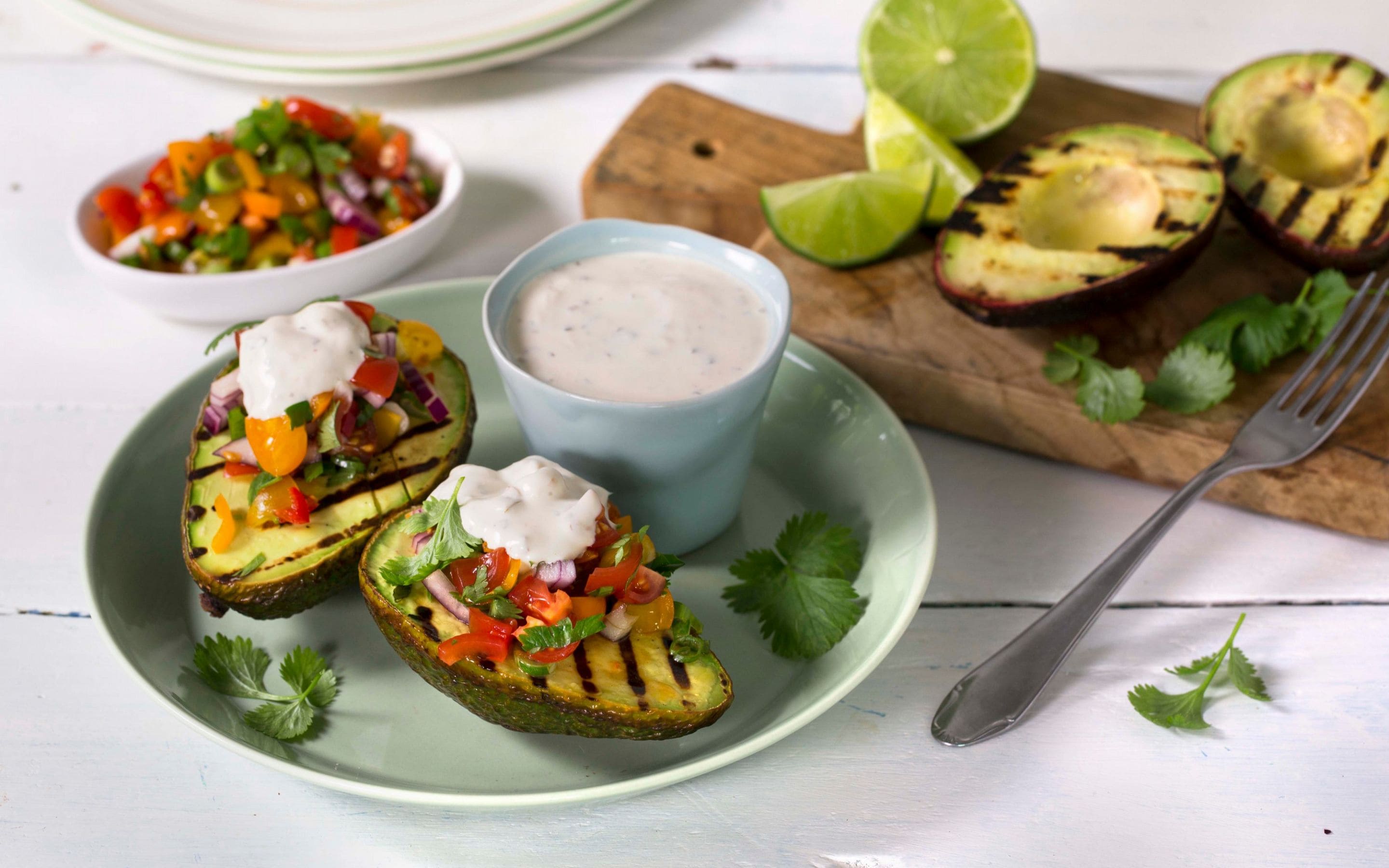 Grillet avokado fylt med frisk salsa og rømme