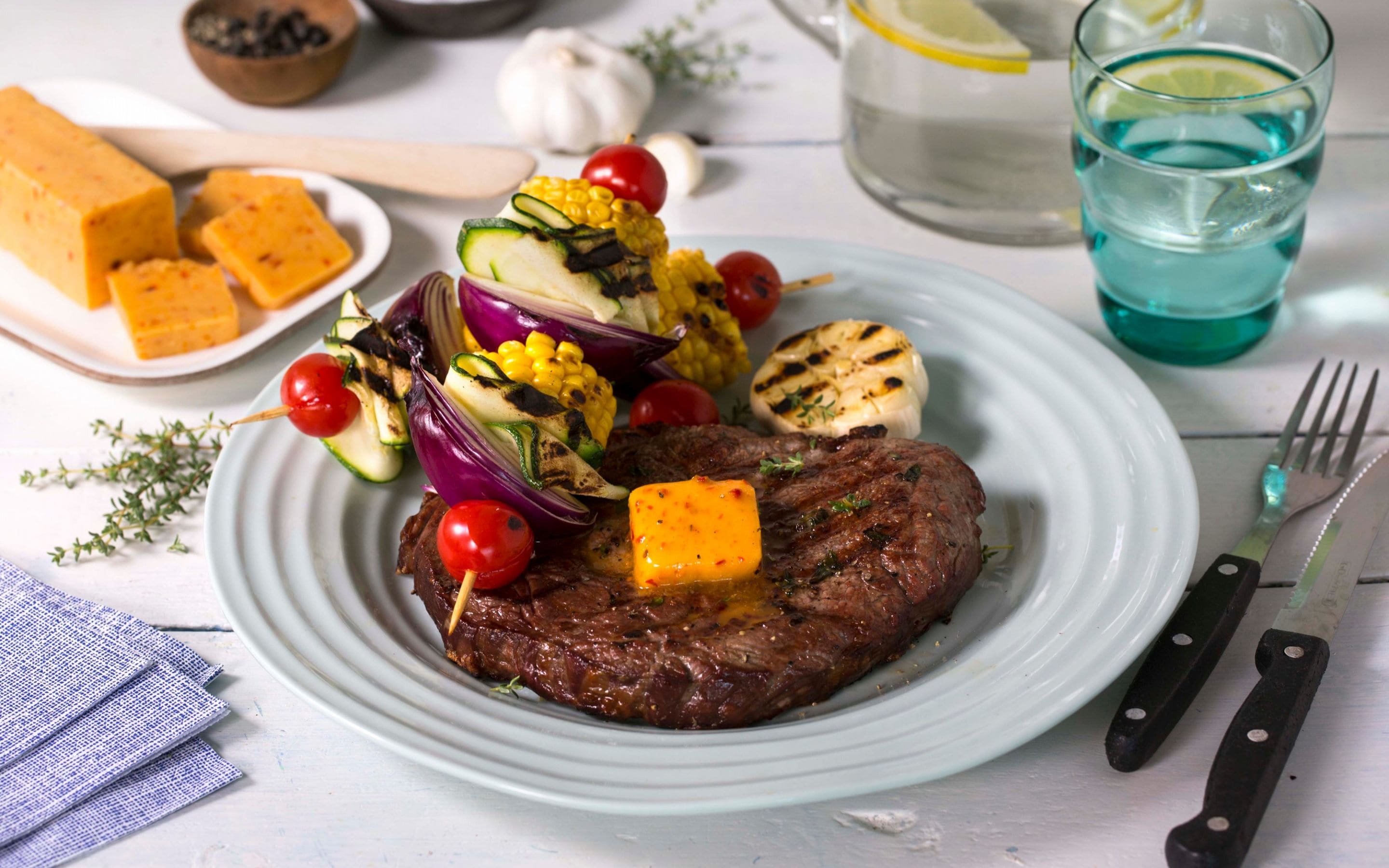 Grillet entrecôte med grønnsaker og grillsmør