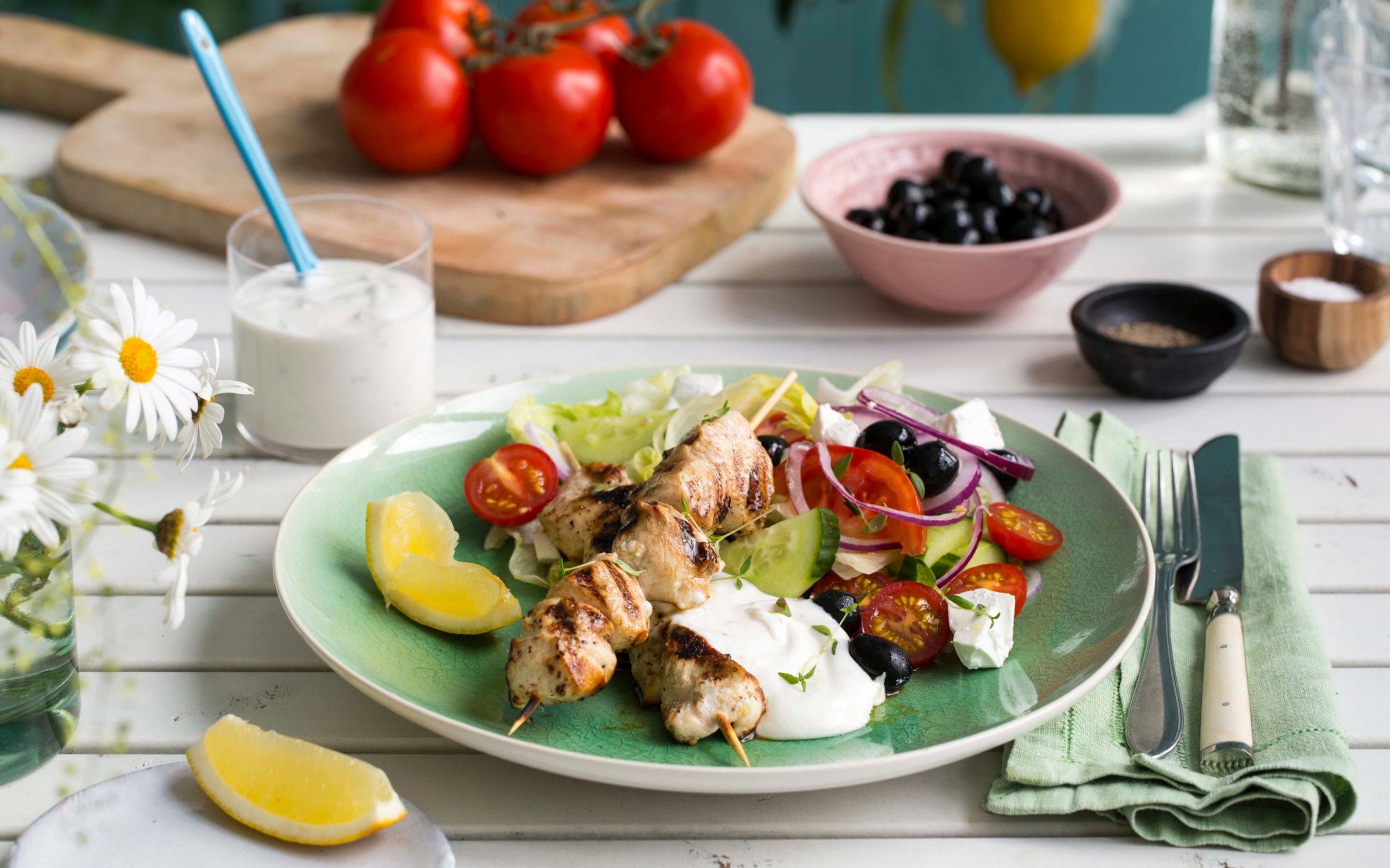 Grillet kyllingspyd med gresk salat