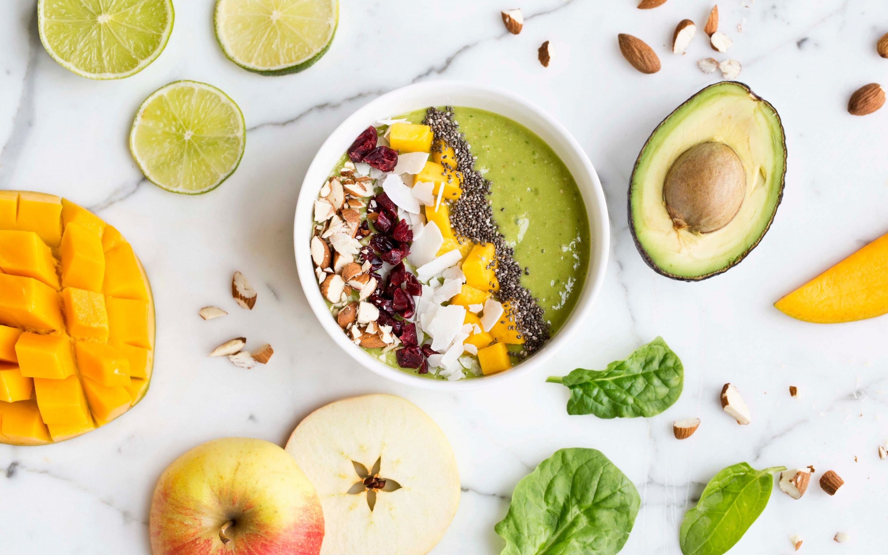 Smoothie bowl med spinat, avokado og ananas