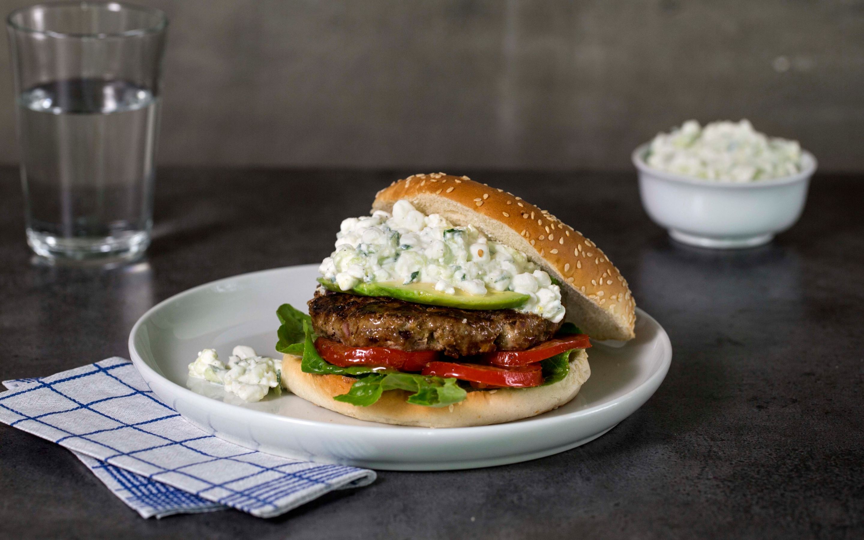 Hamburger med cottage cheese-dressing