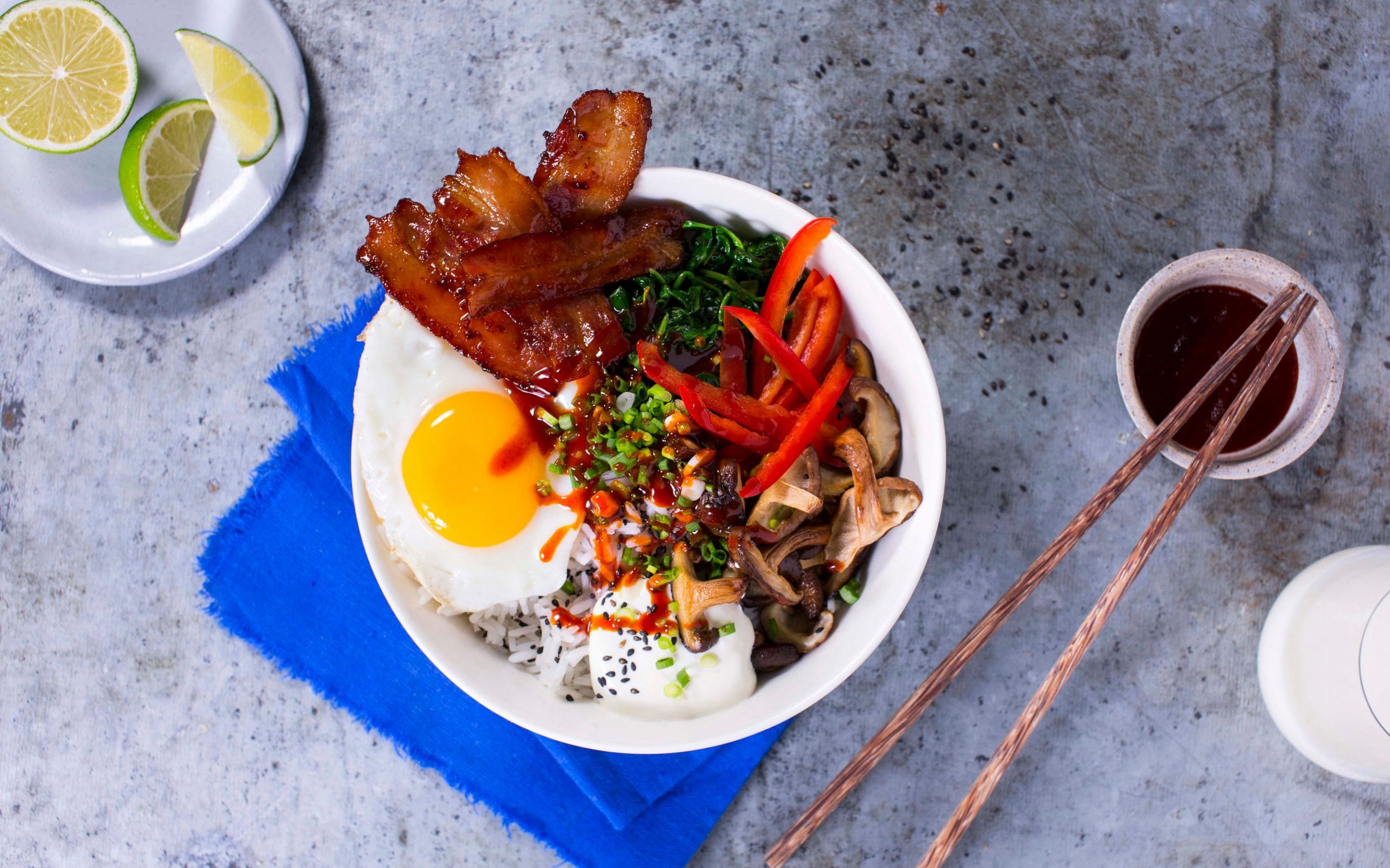 Egg- og bacon-bibimbap
