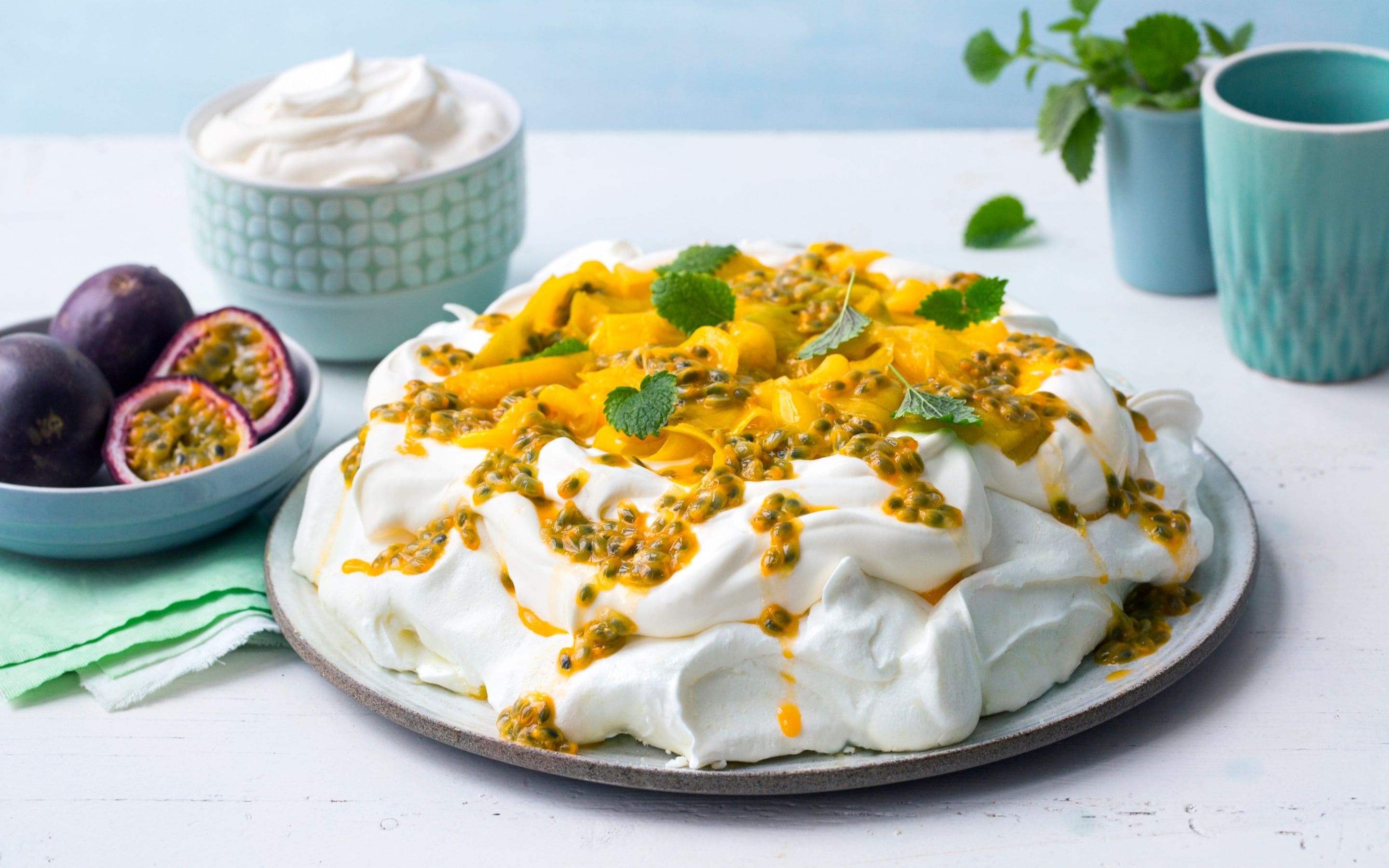 Pavlova med mango og pasjonsfrukt