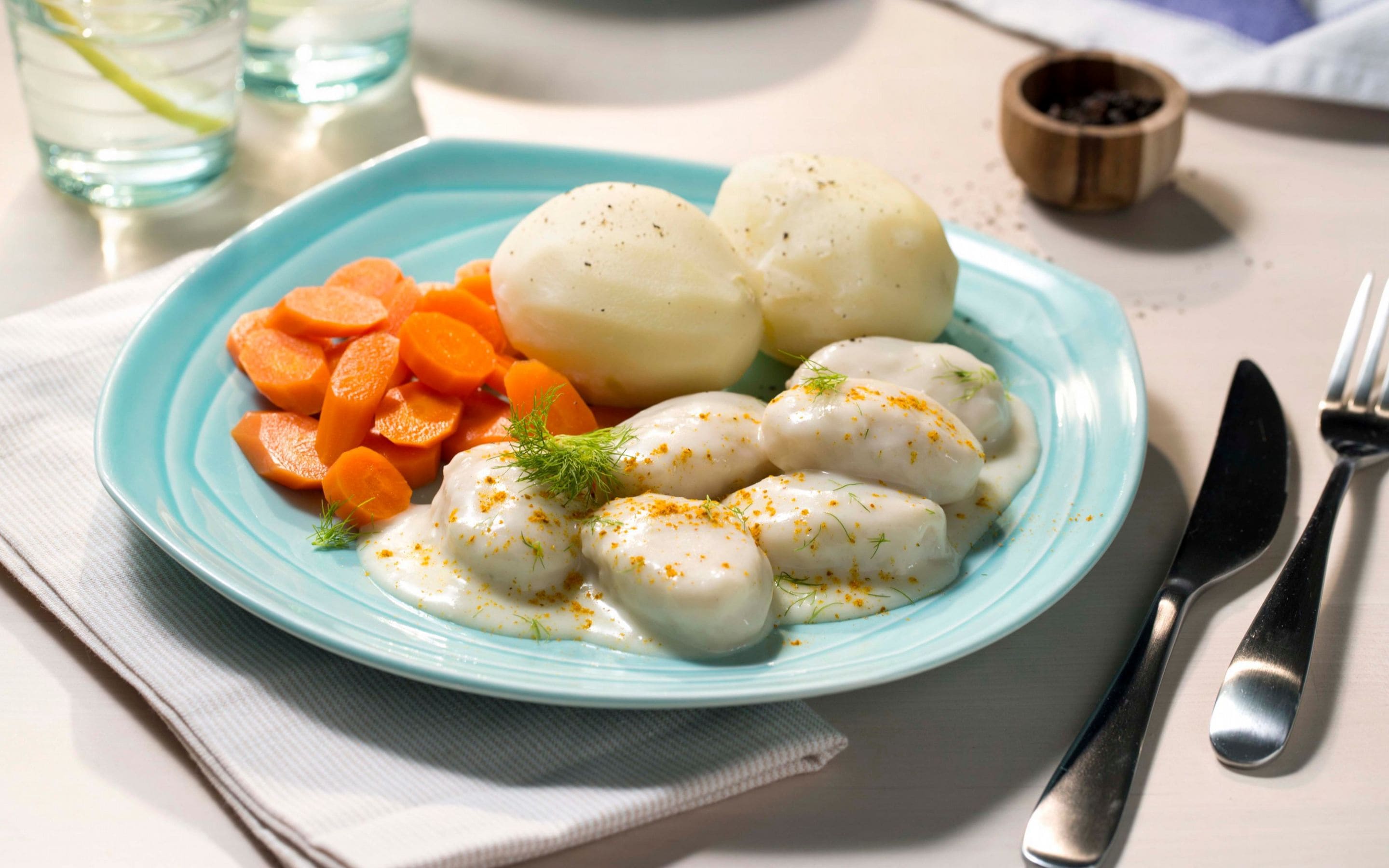 Fiskeboller med hvit saus