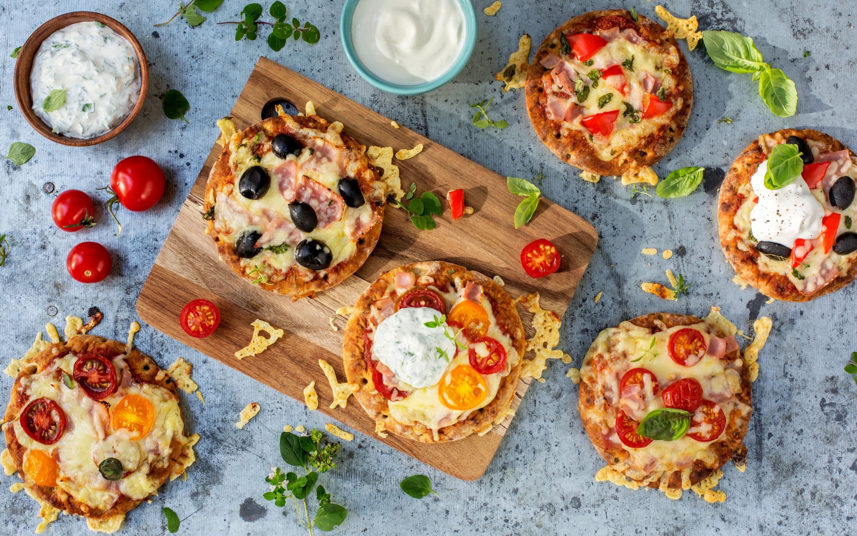 Minipizza med skinke og rømmedipp