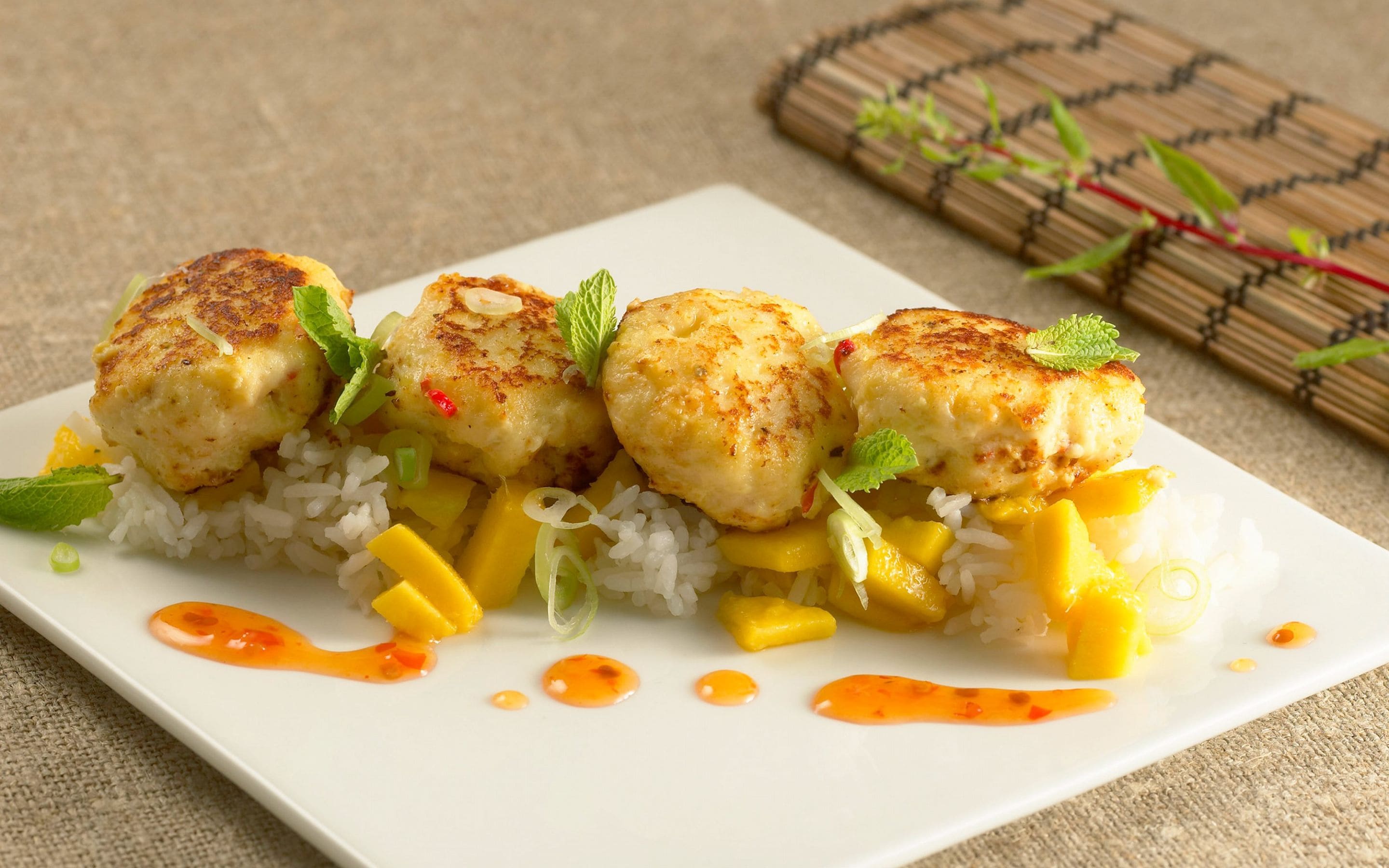 Chilifiskeboller med ris og mango