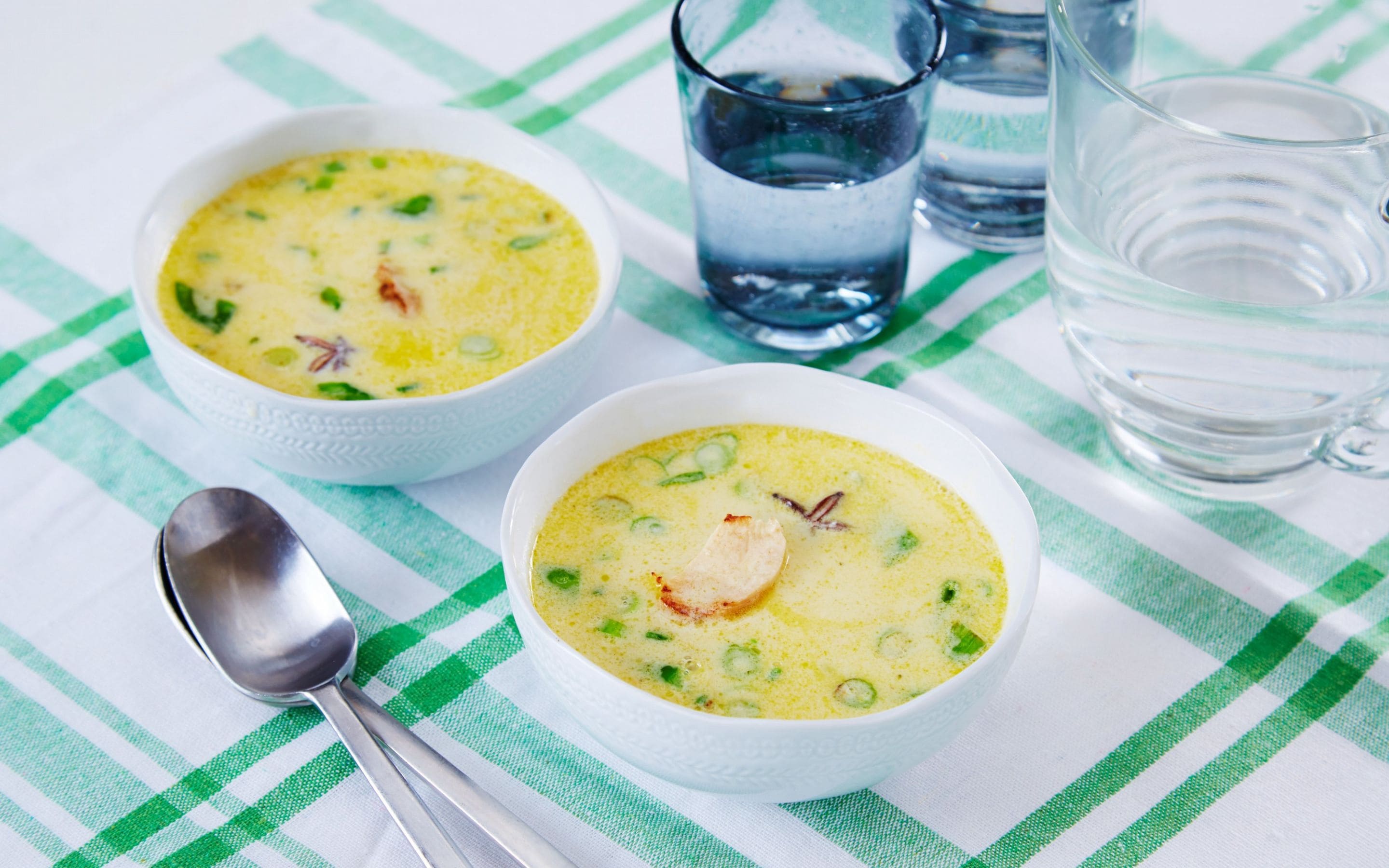 Kremet grønn karrisuppe