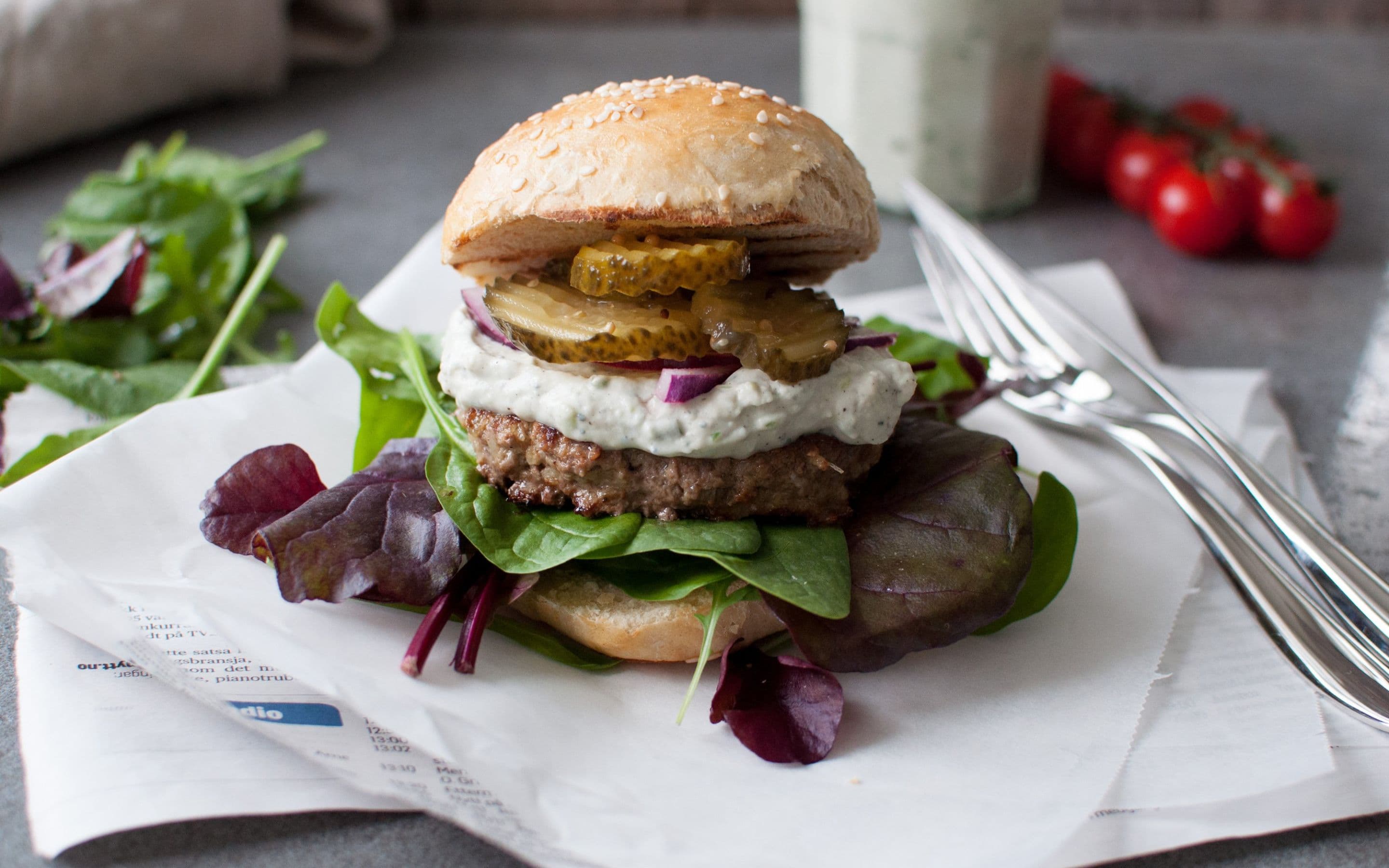 Hamburger med blåmuggdressing