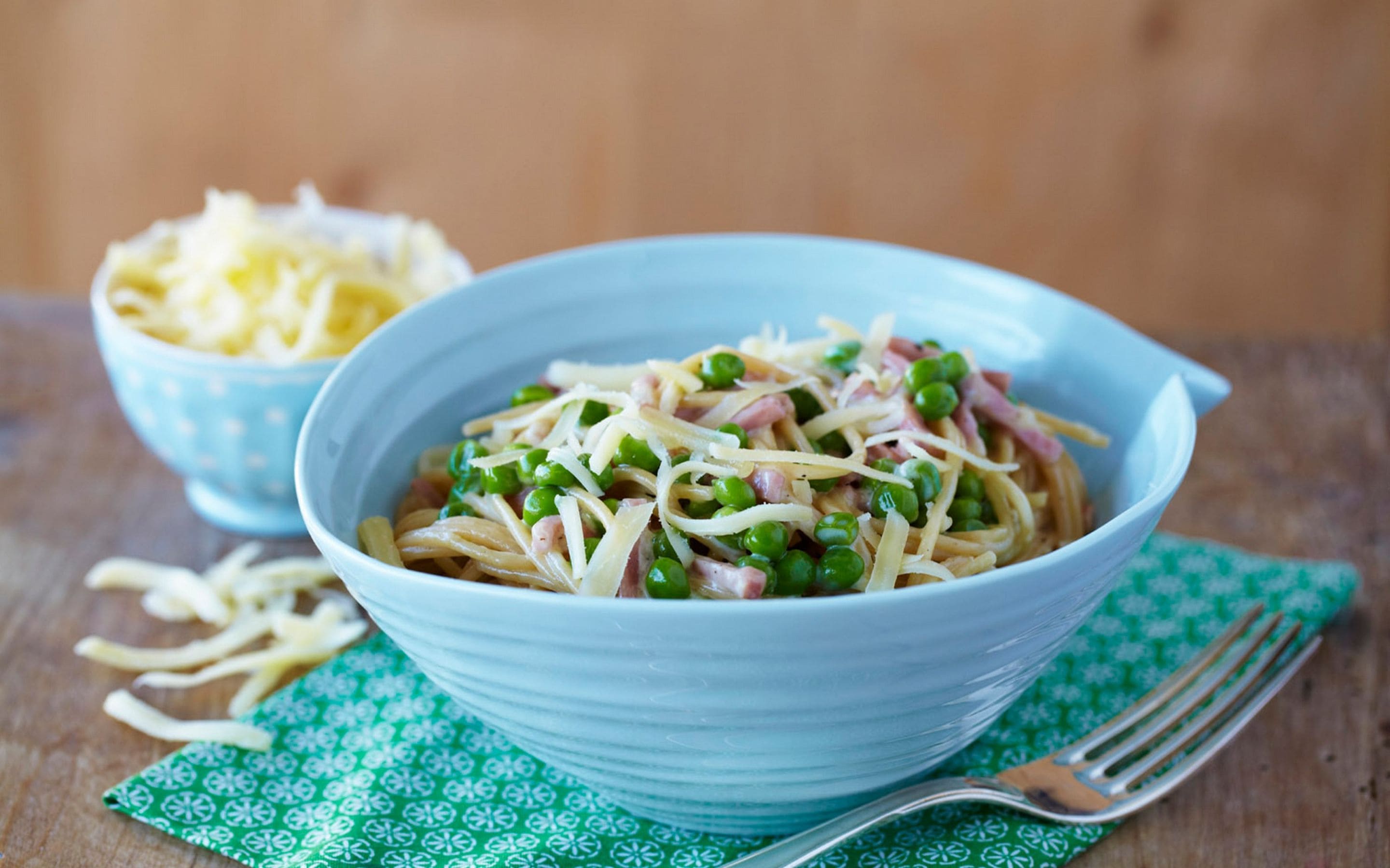 Kremet spaghetti med skinke og erter