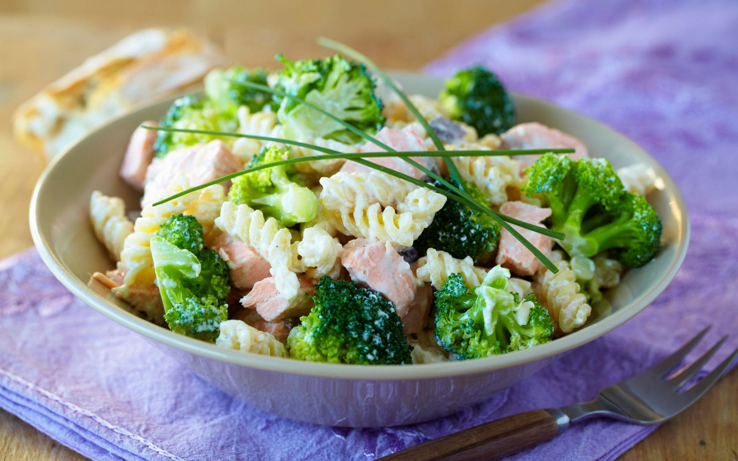 Middagstips og oppskrift på pasta med laks og brokkoli