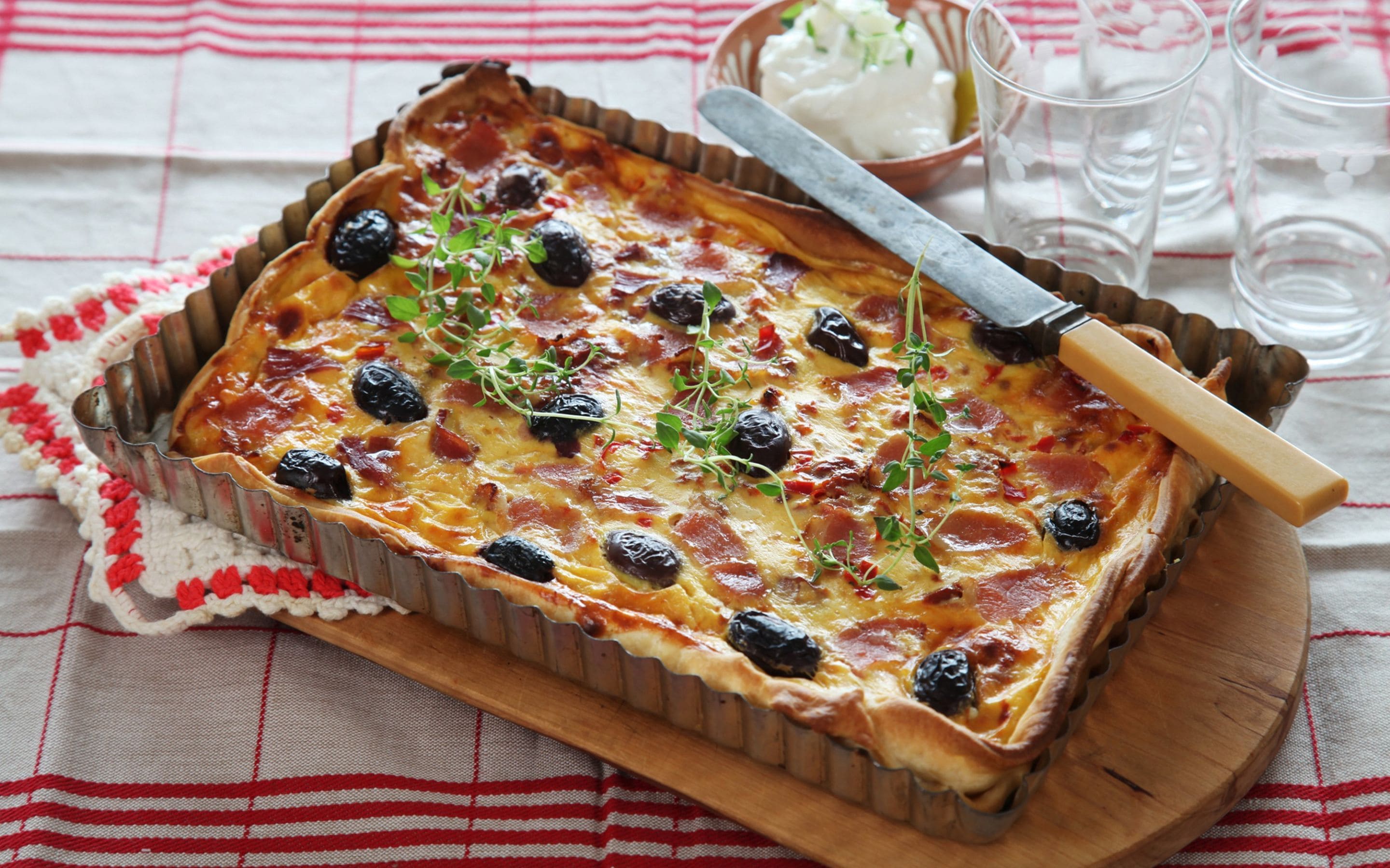 Pai med bacon og soltørkede tomater