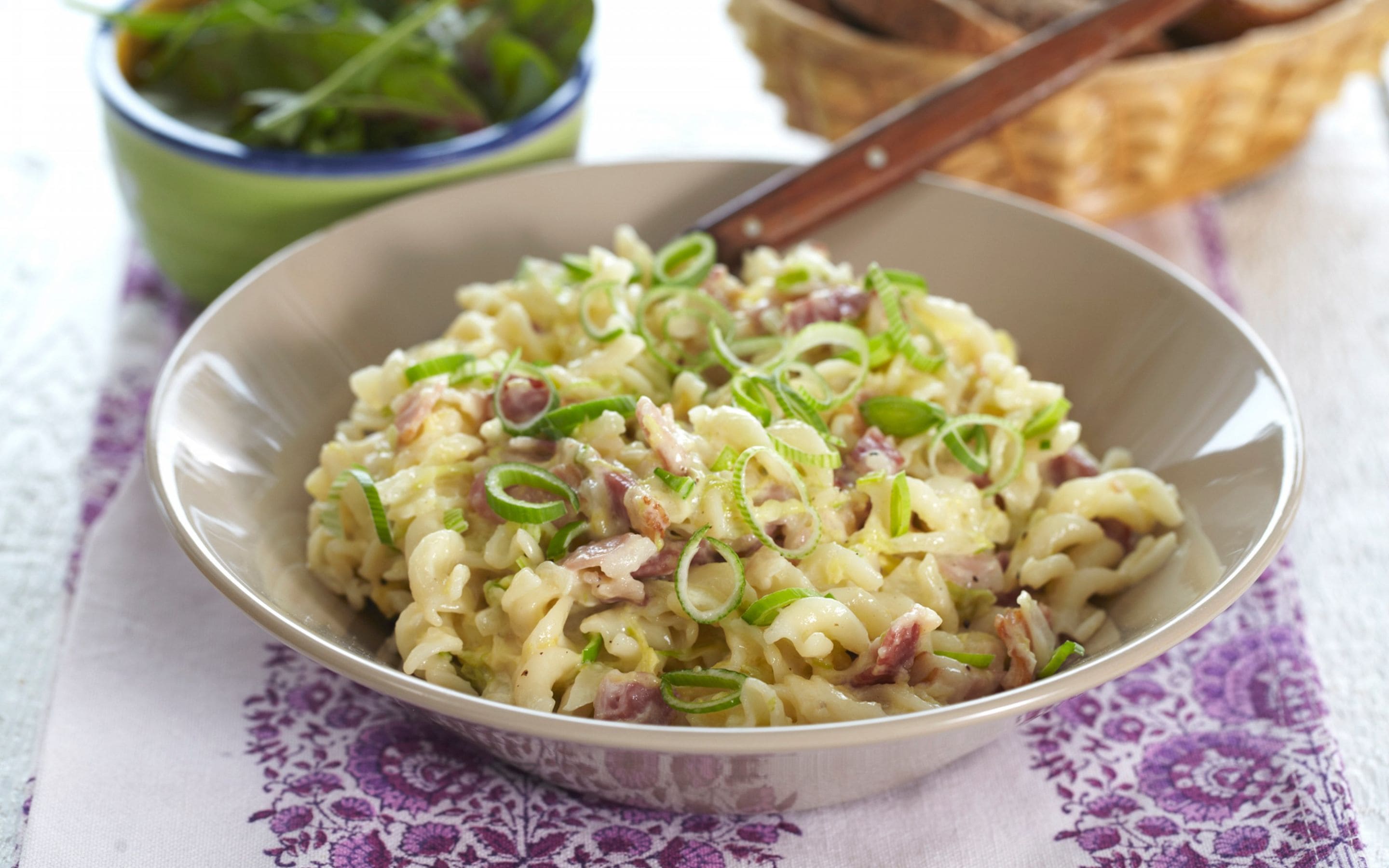 Pasta med kål og bacon