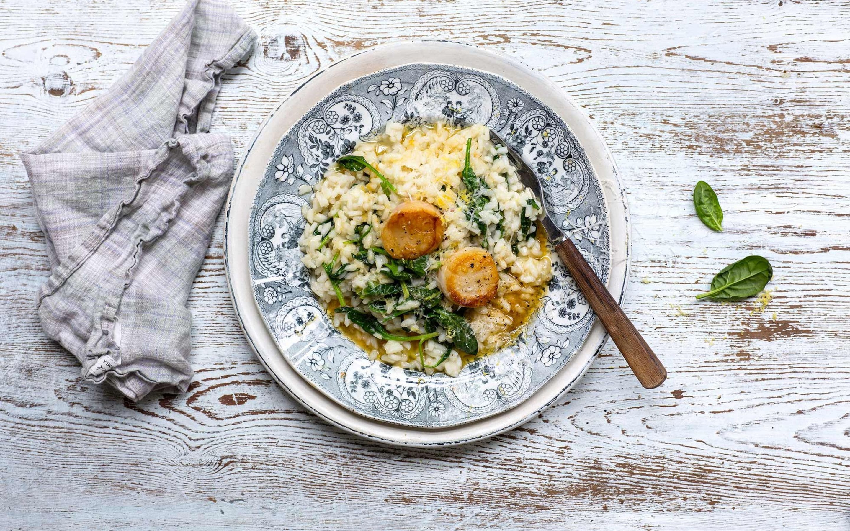 Spinat-risotto med stekte kamskjell og sitronsmør