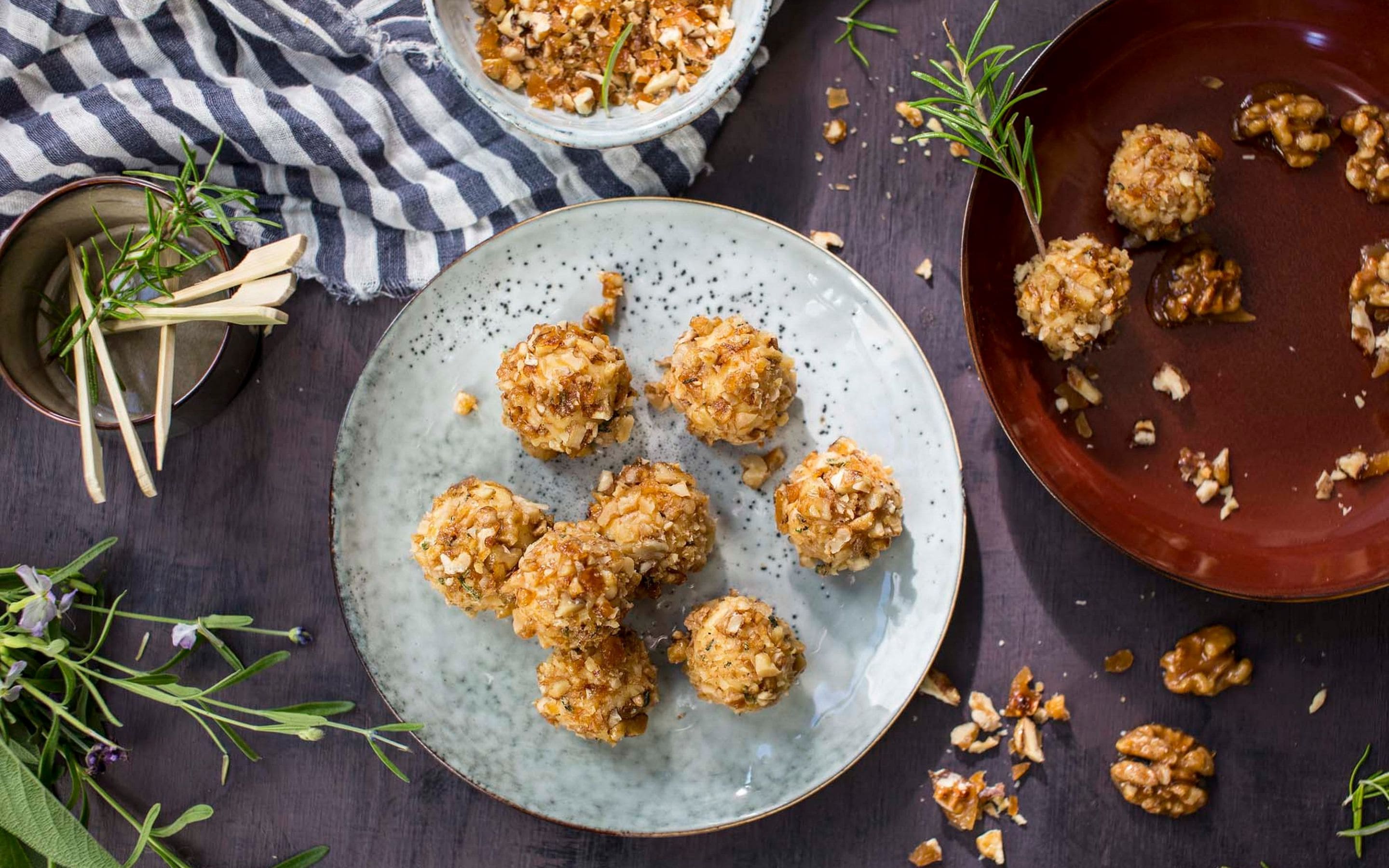 Cheese balls med glaserte valnøtter og rosmarin