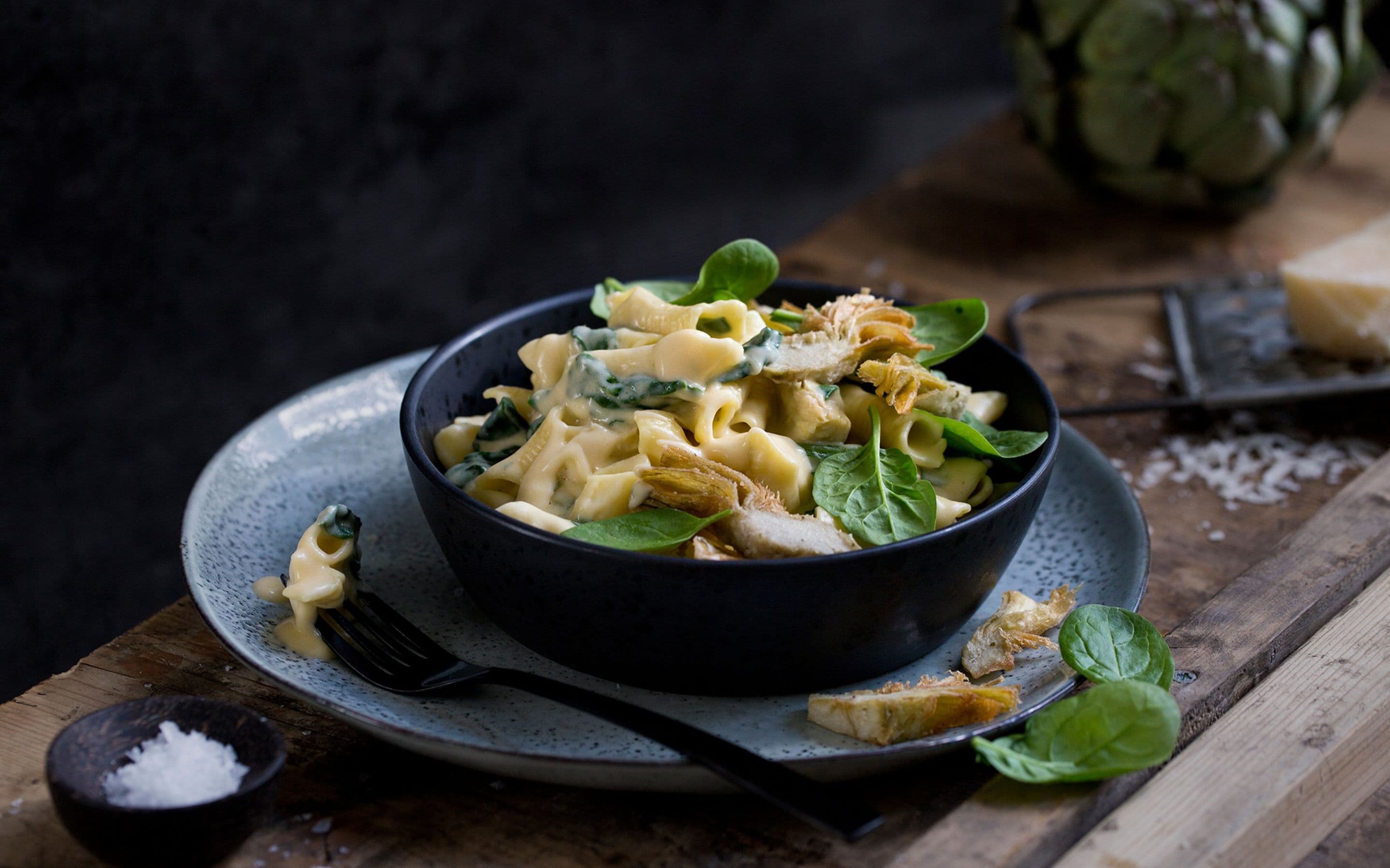 Mac’n’cheese med spinat og friterte artisjokkhjerter