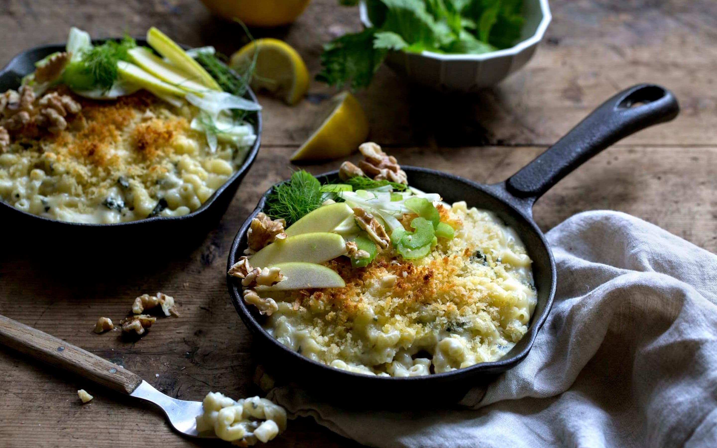 Mac´n´cheese med blåmuggost og salat av eple og selleri