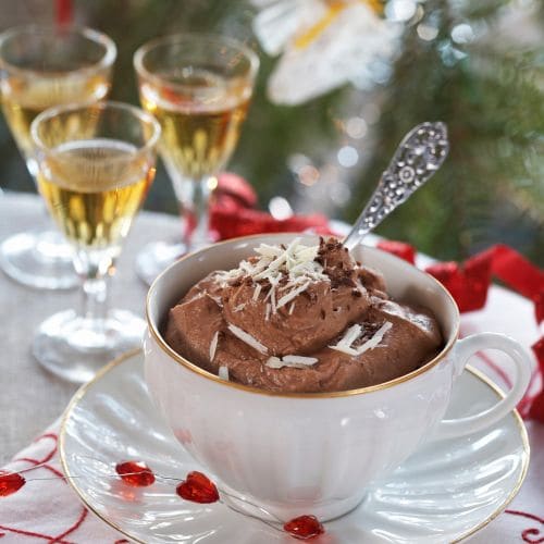 Gløggsjokolademousse med krydderristede pekannøtter