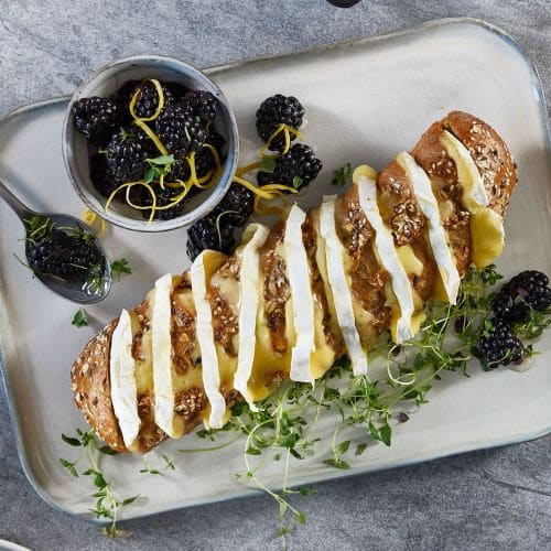 Bakt brie i hvitløksbrød