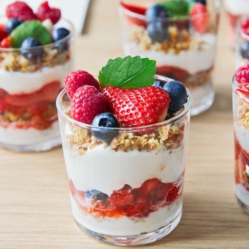 Yoghurt-trifle med granola og bær