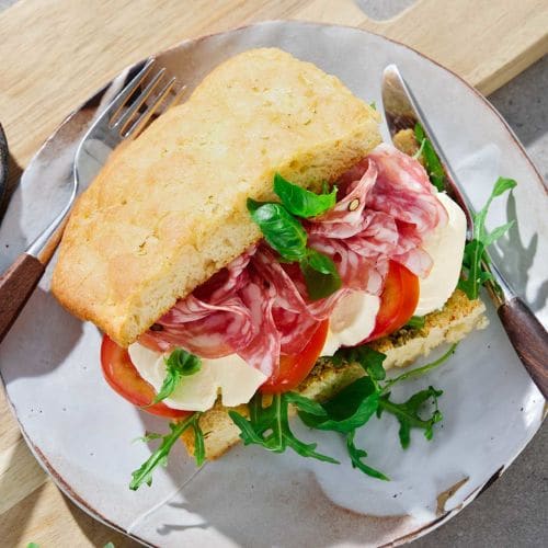 Focaccia-sandwich med mozzarella, tomat og pesto