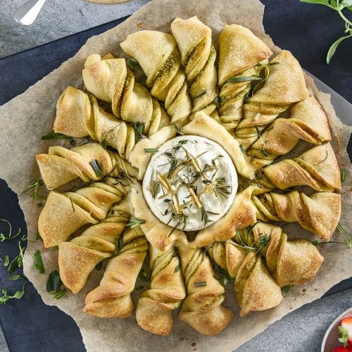 Bakt brie med urtebrød