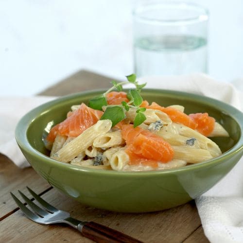 Pasta med ostesaus og røkelaks