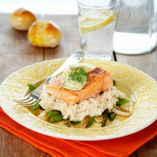 Ovnsbakt laks med dill- og sitronsmør og risotto