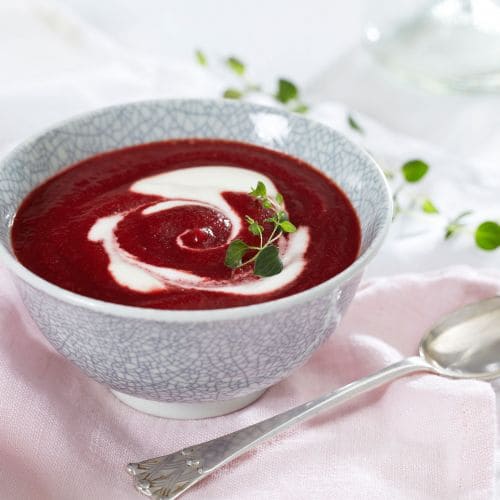 Rødbetsuppe med crème fraîche