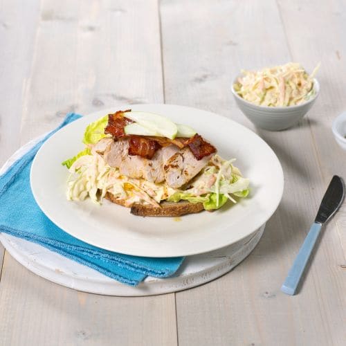 Kyllingsandwich med kremet eple- og kålsalat