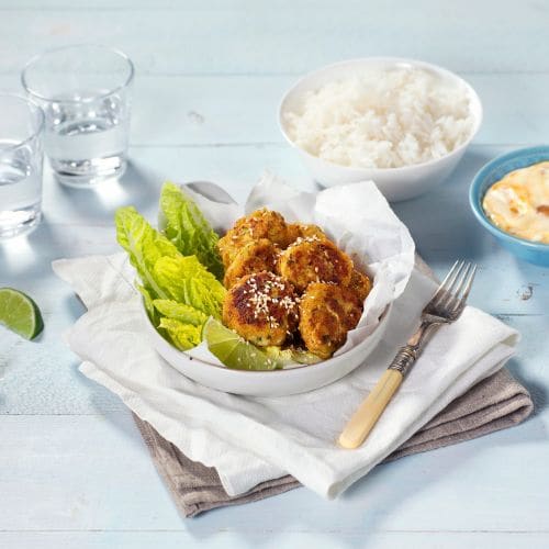 Asiatiske fiskekaker med mango- og rømmedressing