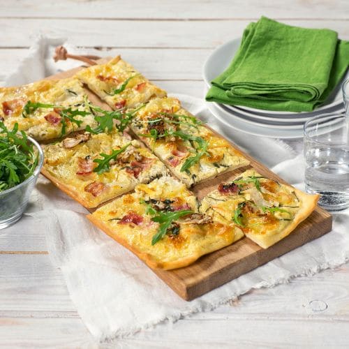 Hvit pizza med Port Salut, blomkål og bacon