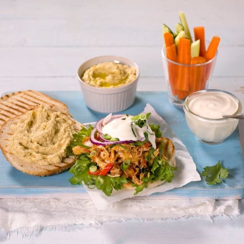 Pulled chicken-burger med hummus