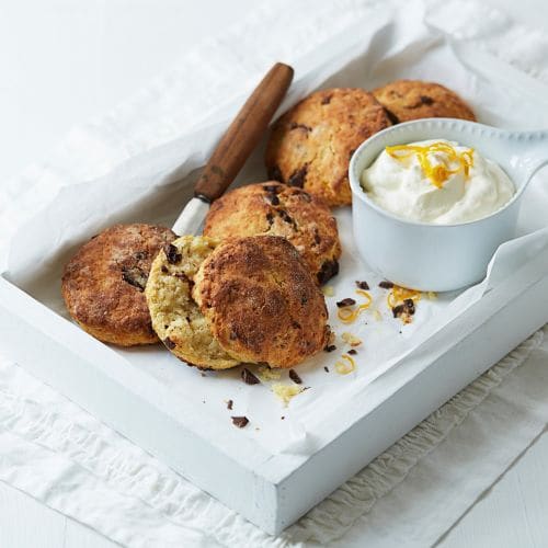 Appelsin- og sjokoladescones med pisket krem