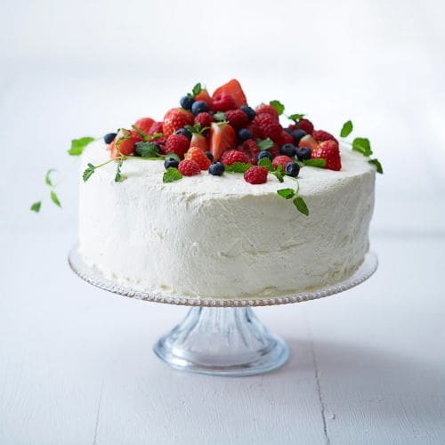 Bløtkake med vaniljekrem og bær