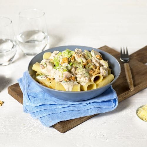 Pasta med kylling og nøtter i fløtesaus