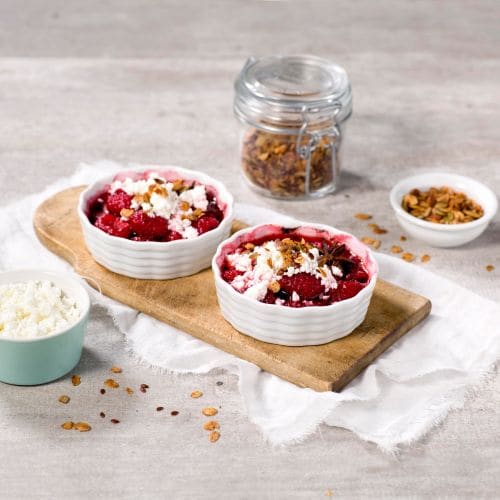 Skjørost med bakte bringebær og granola
