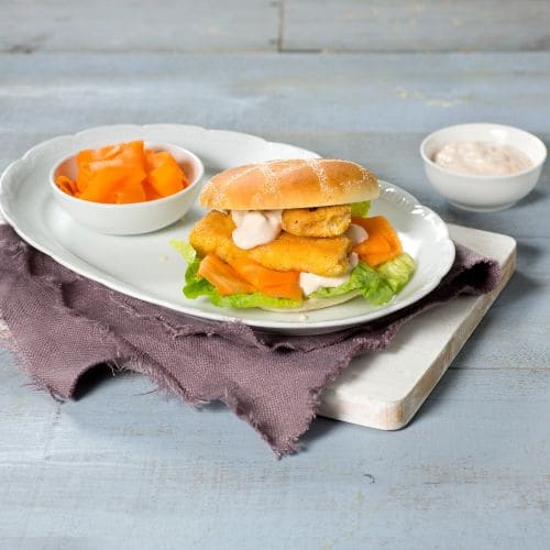 Fiskepinneburger med hurtigsylta gulrot