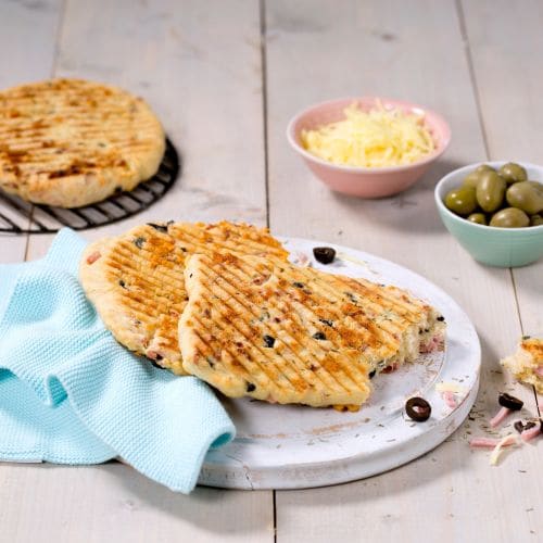 Grillet focaccia med ost og skinke