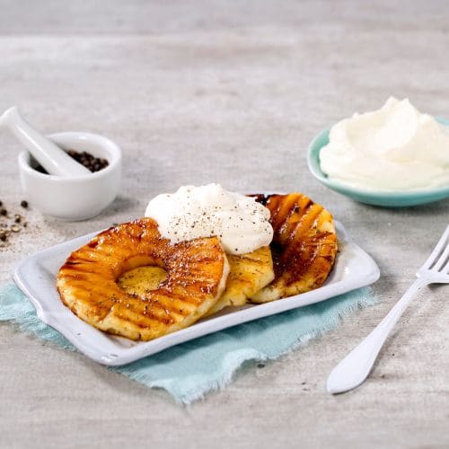 Grilla ananas med pepper og krem