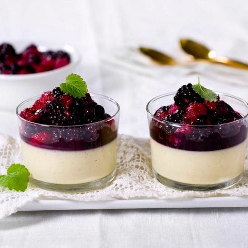 Sitron-pannacotta med ovnsbakte bær