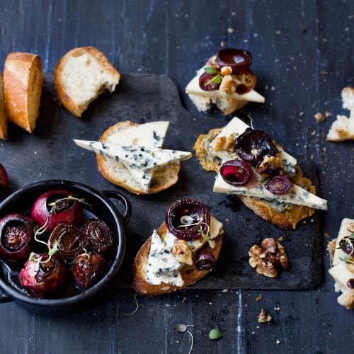 Crostini med ost og balsamicobakt småløk