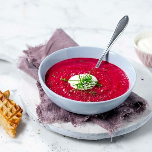 Rødbetsuppe og varmt ostesmørbrød