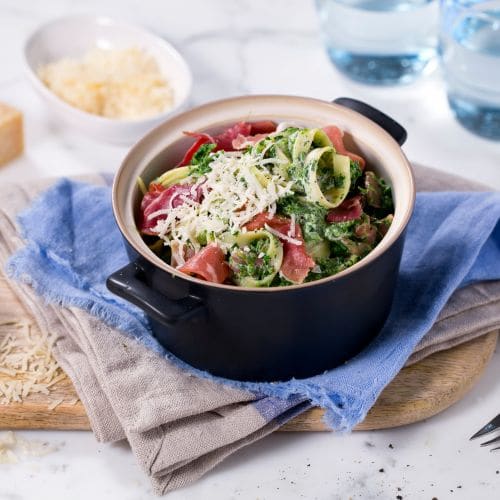 Pasta med spinat- og skinkesaus